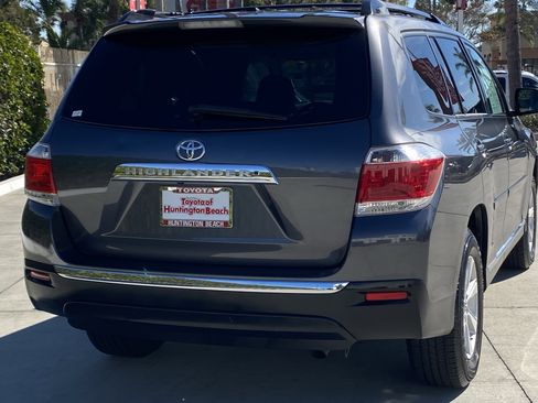 Used 2012 Toyota Highlander FWD w/ Tech Pkg image 4