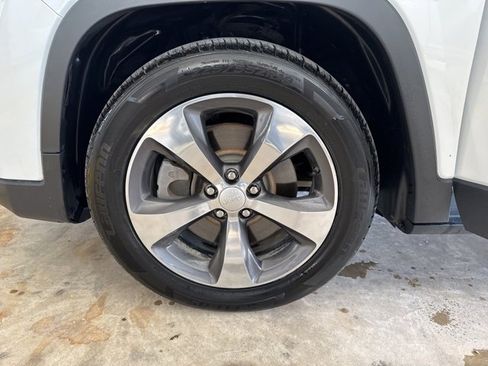 Used 2020 Jeep Cherokee Limited image 9