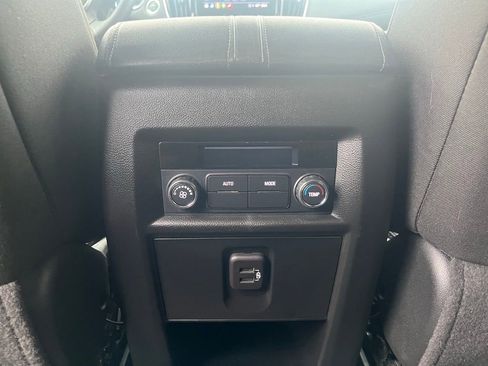 Used 2023 Chevrolet Traverse LT image 29