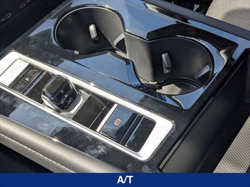 Used 2026 Volkswagen Atlas SE w/ Panoramic Sunroof Package FWD image 19
