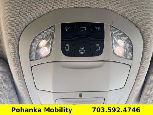 Used 2023 Chrysler Pacifica Touring-L FWD image 18