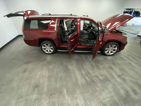 Used 2019 Cadillac Escalade ESV Premium Luxury image 52