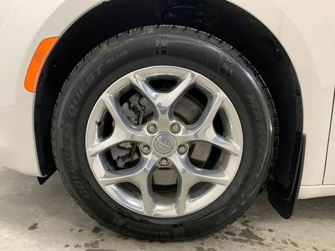 Used 2020 Chrysler Pacifica Limited image 23