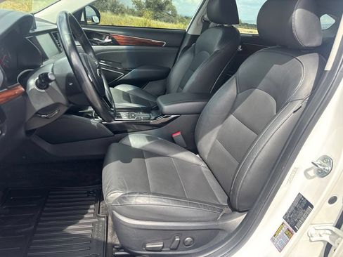 Used 2017 Kia Cadenza Premium w/ Luxury Package FWD image 10