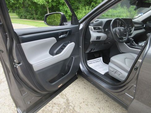 Used 2021 Toyota Highlander XLE FWD image 33