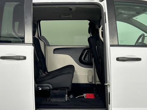 Used 2019 Dodge Grand Caravan SE FWD image 12