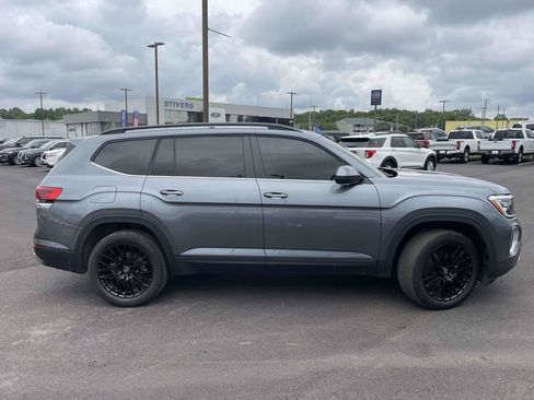 Used 2024 Volkswagen Atlas SE FWD image 2