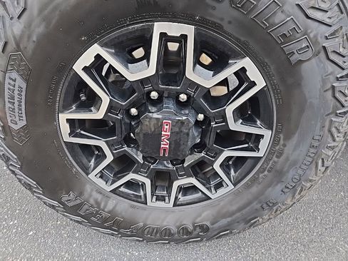 Used 2025 GMC Sierra 2500 AT4X image 41