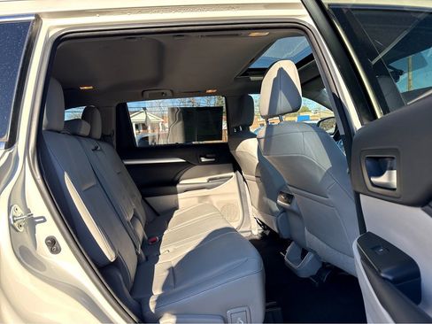 Used 2015 Toyota Highlander XLE image 9