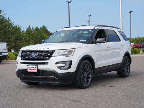 Used 2017 Ford Explorer XLT w/ Equipment Group 202A FWD image 7