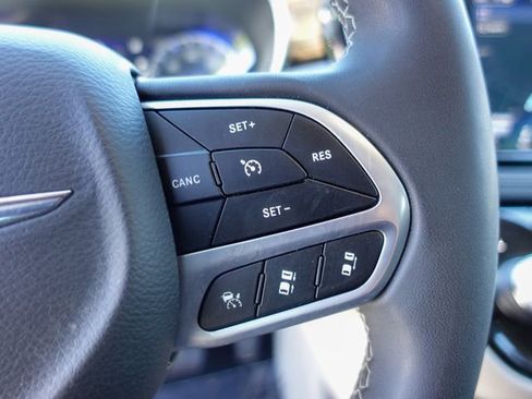 Used 2023 Chrysler Pacifica Limited FWD image 14