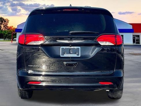 Used 2024 Chrysler Voyager LX image 5