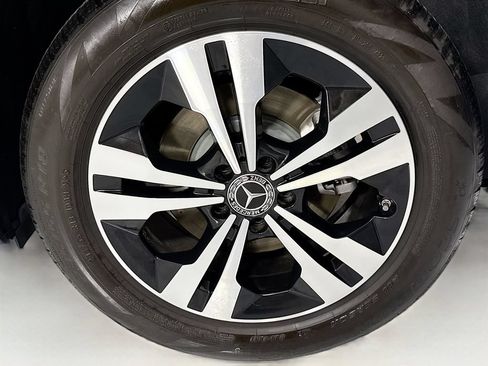 Used 2025 Mercedes-Benz GLB 250 image 31