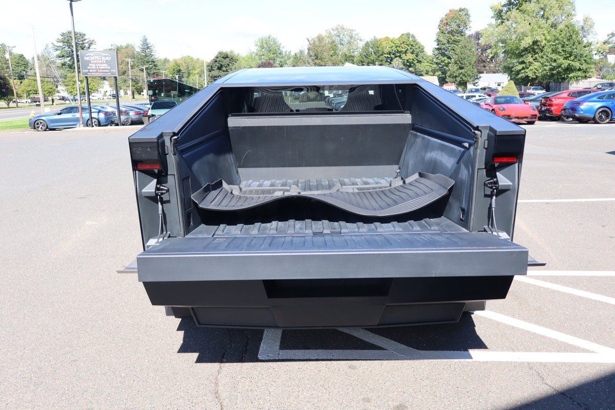Used 2024 Tesla Cybertruck AWD Crew Cab image 15