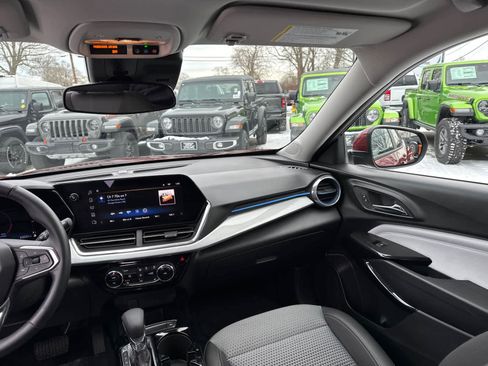 Used 2025 Chevrolet Trax LT w/ Driver Confidence Package image 35