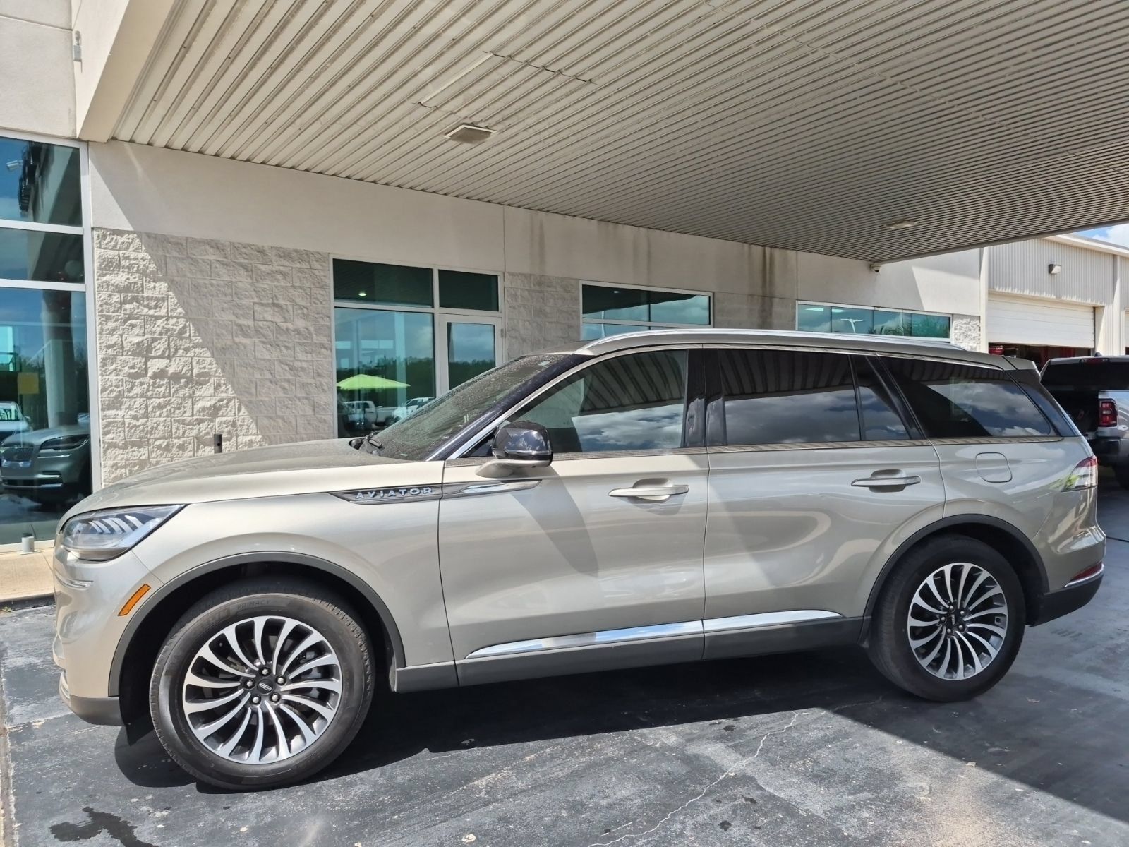 Used 2023 Lincoln Aviator Reserve w/ Elements Package Plus RWD image 2