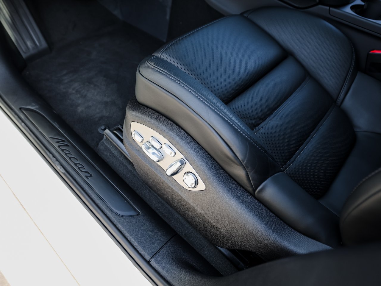 Certified 2026 Porsche Macan AWD/4WD image 14