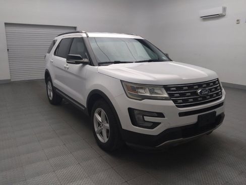 Used 2017 Ford Explorer XLT image 13