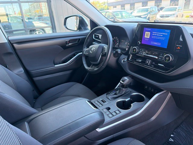 Used 2025 Toyota Highlander LE AWD/4WD image 12