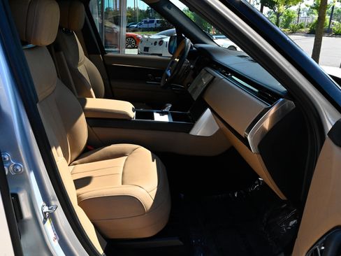 Used 2025 Land Rover Range Rover SE AWD/4WD image 52