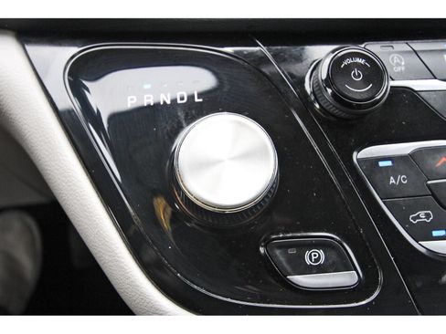 Used 2024 Chrysler Pacifica Touring-L FWD image 29