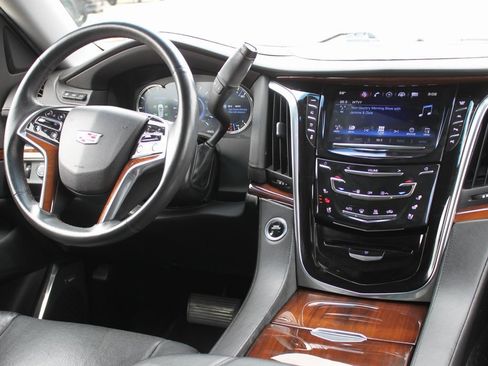 Used 2017 Cadillac Escalade ESV Luxury image 12