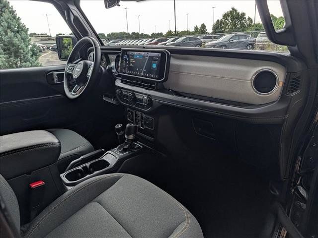Used 2025 Jeep Wrangler Unlimited Sahara AWD/4WD image 13