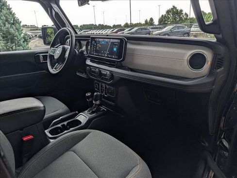Used 2025 Jeep Wrangler Unlimited Sahara AWD/4WD image 13