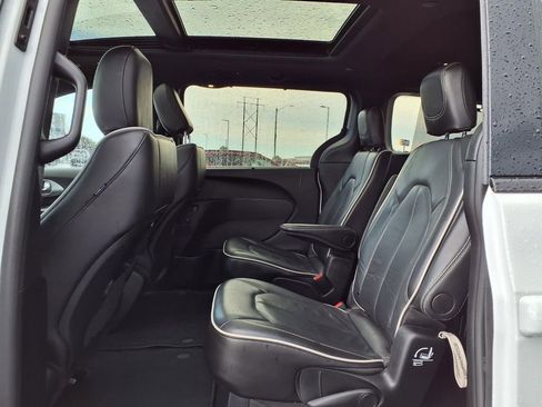 Used 2025 Chrysler Pacifica Limited FWD image 24