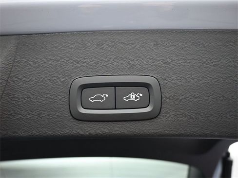 Used 2024 Volvo XC40 B5 Ultimate w/ Protection Package Premier image 32