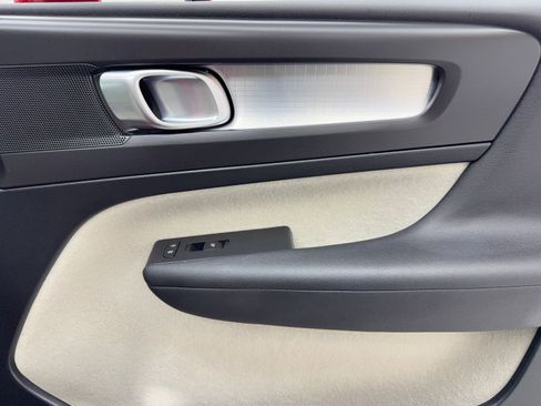 Used 2019 Volvo XC40 T4 Momentum image 45