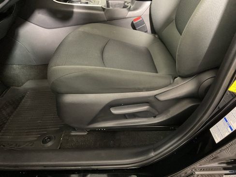 Used 2021 Toyota RAV4 LE image 19