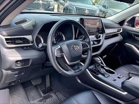 Used 2024 Toyota Highlander XLE FWD image 14