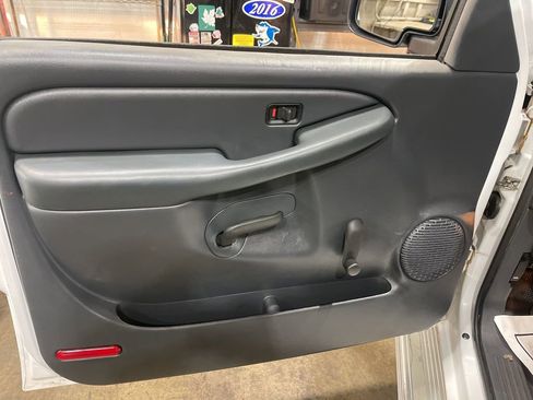 Used 2000 Chevrolet Silverado 1500 2WD Regular Cab w/ Exterior Appearance Pkg image 7