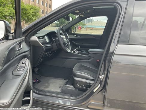 Used 2024 Jeep Grand Cherokee Altitude image 10