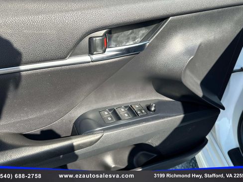 Used 2019 Toyota Camry SE FWD image 19