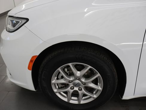 Used 2024 Chrysler Pacifica Touring-L FWD image 34