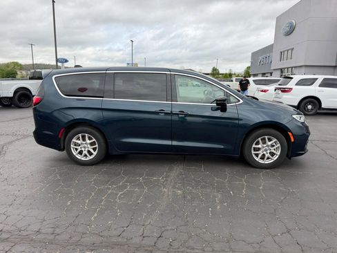 Used 2024 Chrysler Pacifica Touring-L FWD image 2