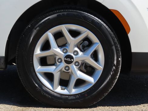 Certified 2025 Kia Soul LX w/ LX Technology Package FWD image 11