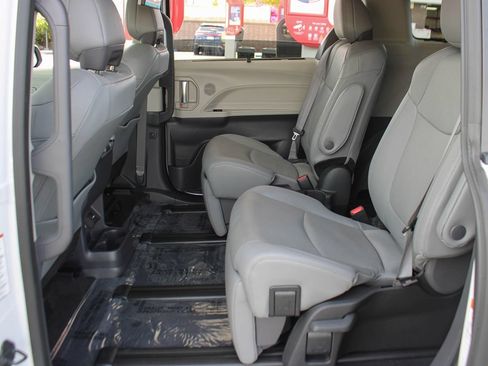 Used 2024 Toyota Sienna Limited FWD image 18