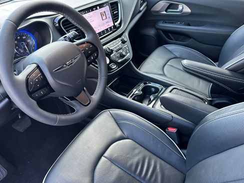 Used 2024 Chrysler Pacifica Limited w/ Uconnect Theater Family Group image 10