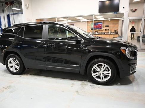 Used 2022 GMC Terrain SLE w/ Driver Convenience Package image 4