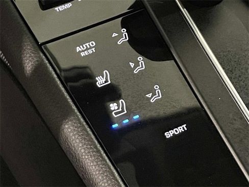 Used 2025 Porsche Macan image 34