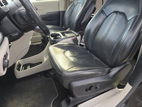 Used 2019 Chrysler Pacifica Touring-L image 19