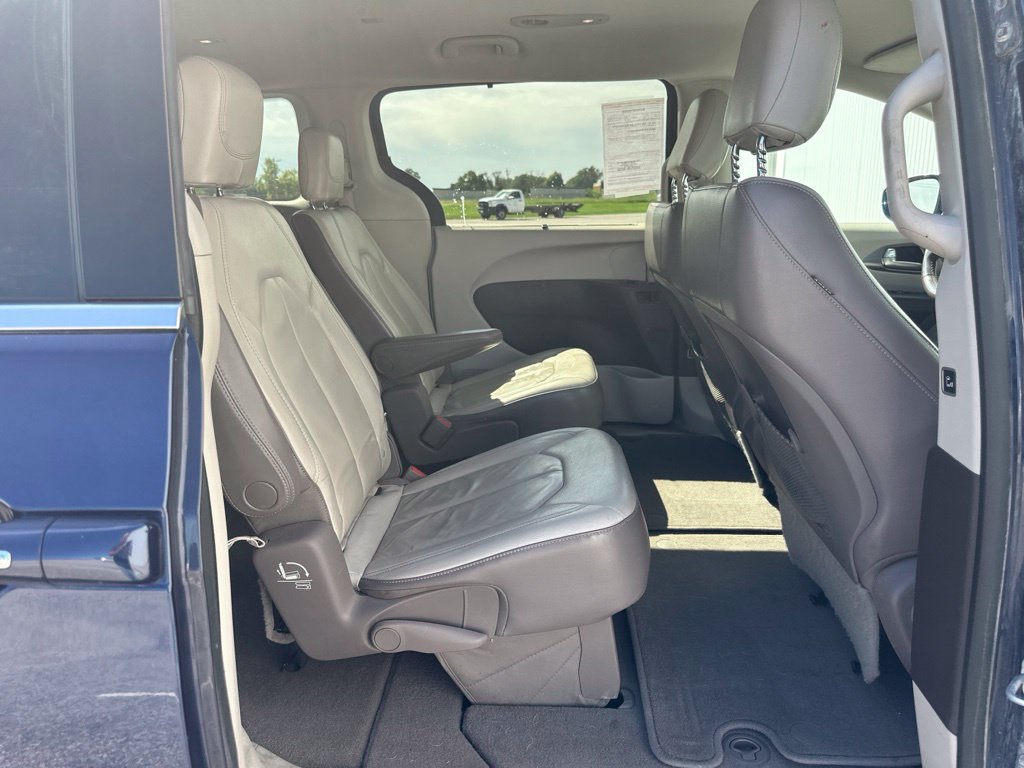 Used 2017 Chrysler Pacifica Touring-L FWD image 26