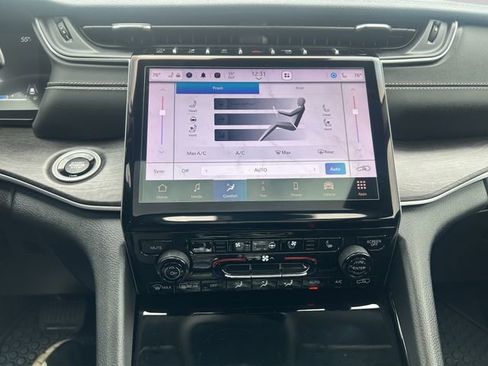 Used 2023 Jeep Grand Cherokee L Limited w/ Luxury Tech Group II image 18