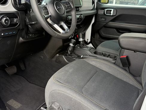 Used 2025 Jeep Wrangler Unlimited Sahara w/ Safety Group AWD/4WD image 9