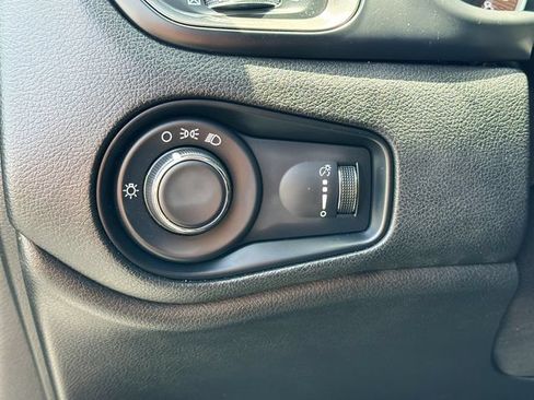 Used 2023 Jeep Renegade Latitude AWD/4WD image 11