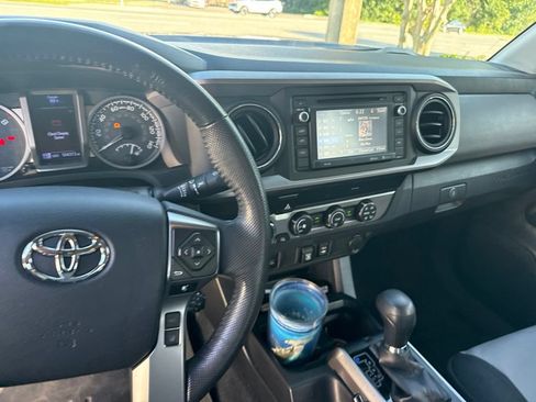 Used 2019 Toyota Tacoma SR5 AWD/4WD image 8