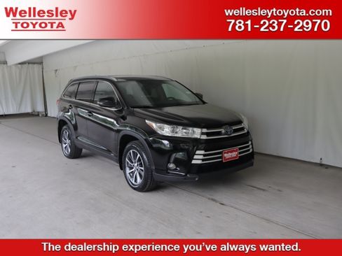 Used 2019 Toyota Highlander XLE AWD/4WD image 1